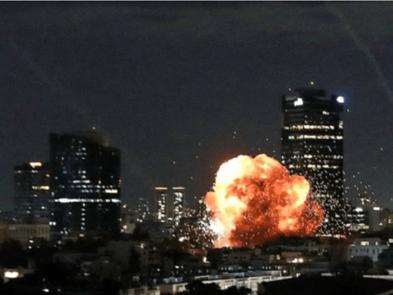 TRAS EL ASESINATO DE JAMENEI, IRÁN LANZA MISILES A TEL AVIV Y ATACÓ UN PORTAAVIONES NORTEAMERICANO